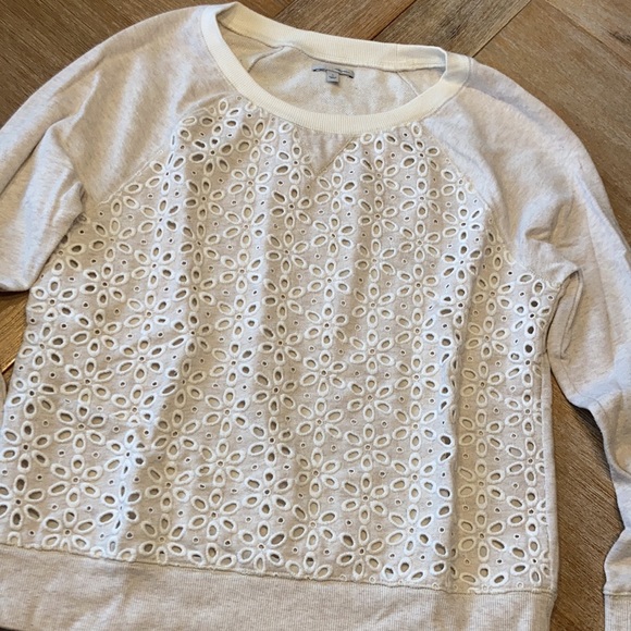 🛍️🛍️ 3 for $5. Adorable floral cutout sweatshirt - Picture 3 of 8